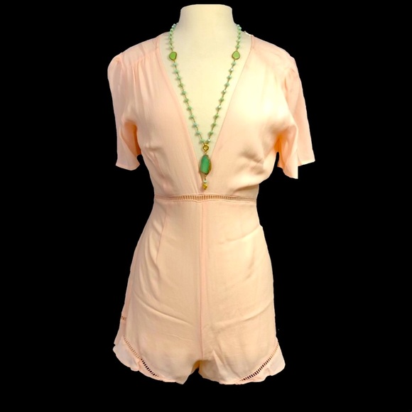 💰SOLD💰Astr Short Sleeve Blush Romper w/ Plunging Neckline - Picture 2 of 8